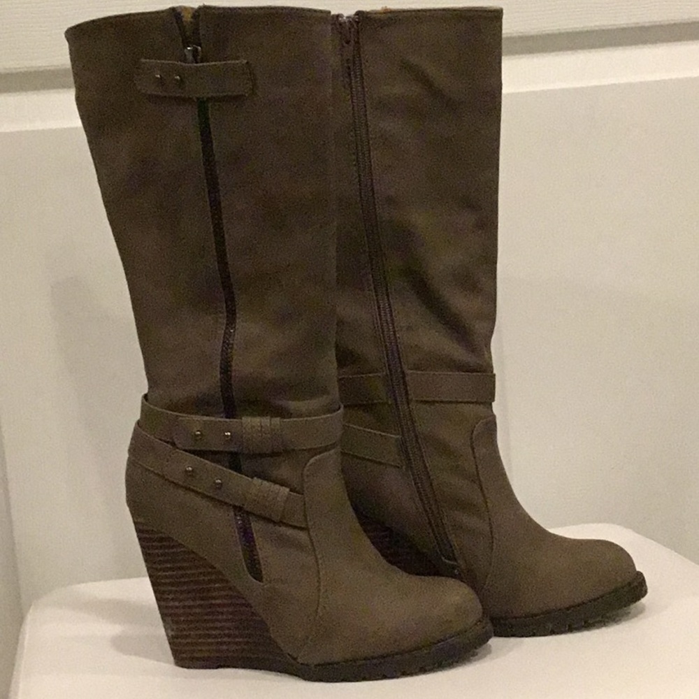 Wedged below knee heel boots